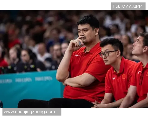 姚明亲临汽车展览现场与粉丝互动分享篮球与汽车的精彩故事
